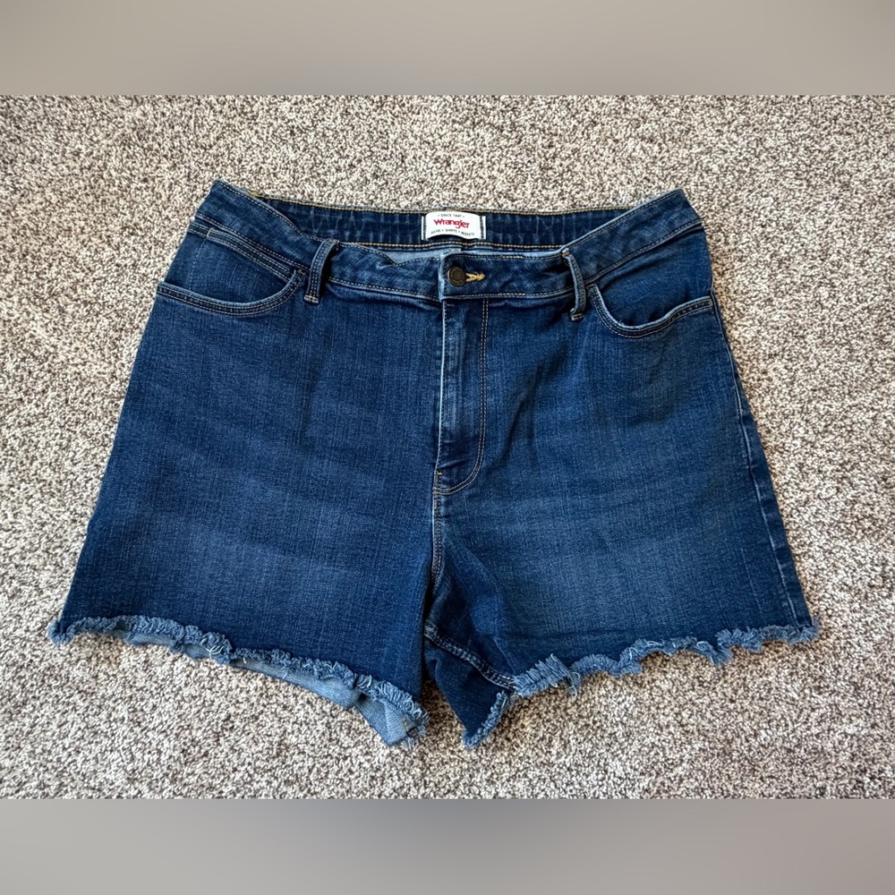 Wrangler Women’s 4” Fray Denim Shorts – Size 14
